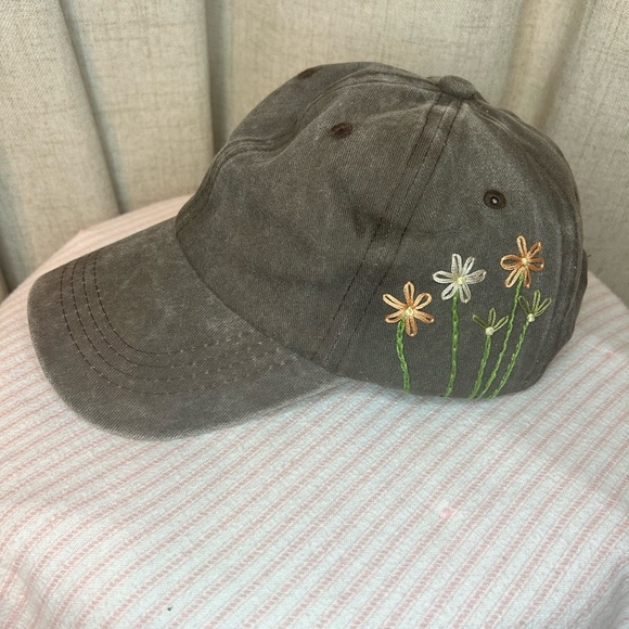 Hand Embroidered Brown Daisy Hat - Picture 1 of 1